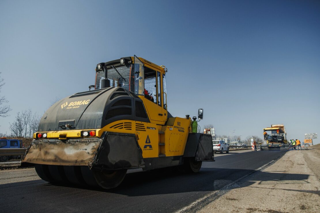 На Харківщині відновлюють трасу М-03 (фото)