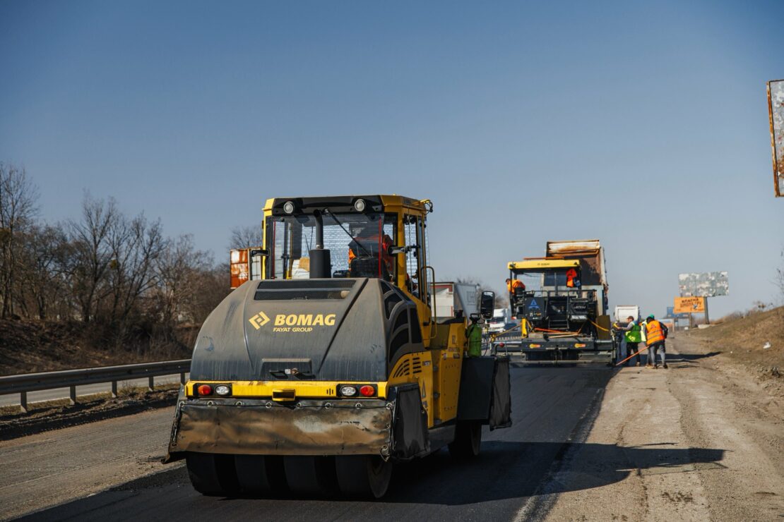 На Харківщині відновлюють трасу М-03 (фото)