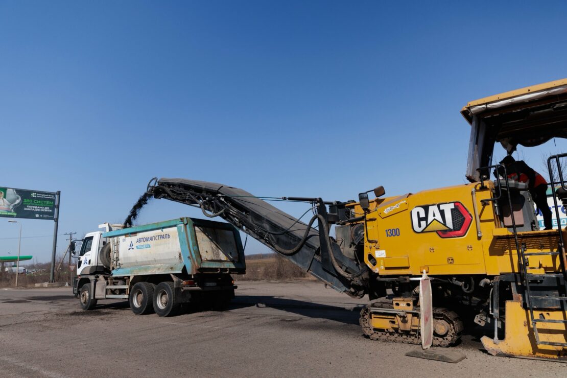 На Харківщині відновлюють трасу М-03 (фото)