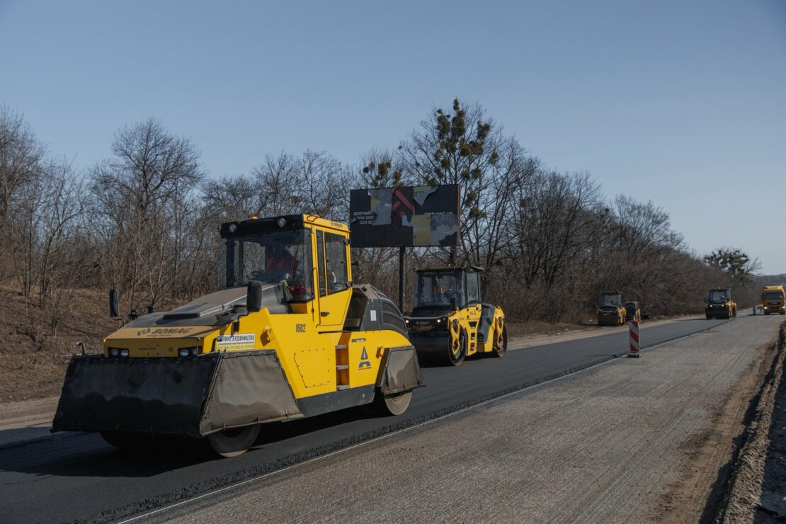 На Харківщині відновлюють трасу М-03 (фото)