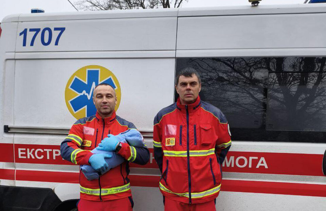 На Харківщині медики “швидкої” прийняли пологи вдома