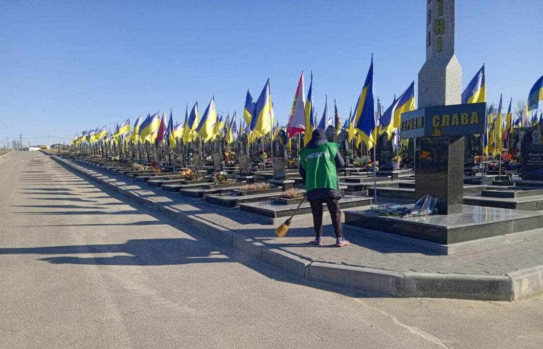 З кладовищ Харкова вивезли 50 кубометрів сміття (фото)