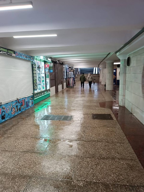 У Харкові наводять лад у підземних переходах метро (фото)