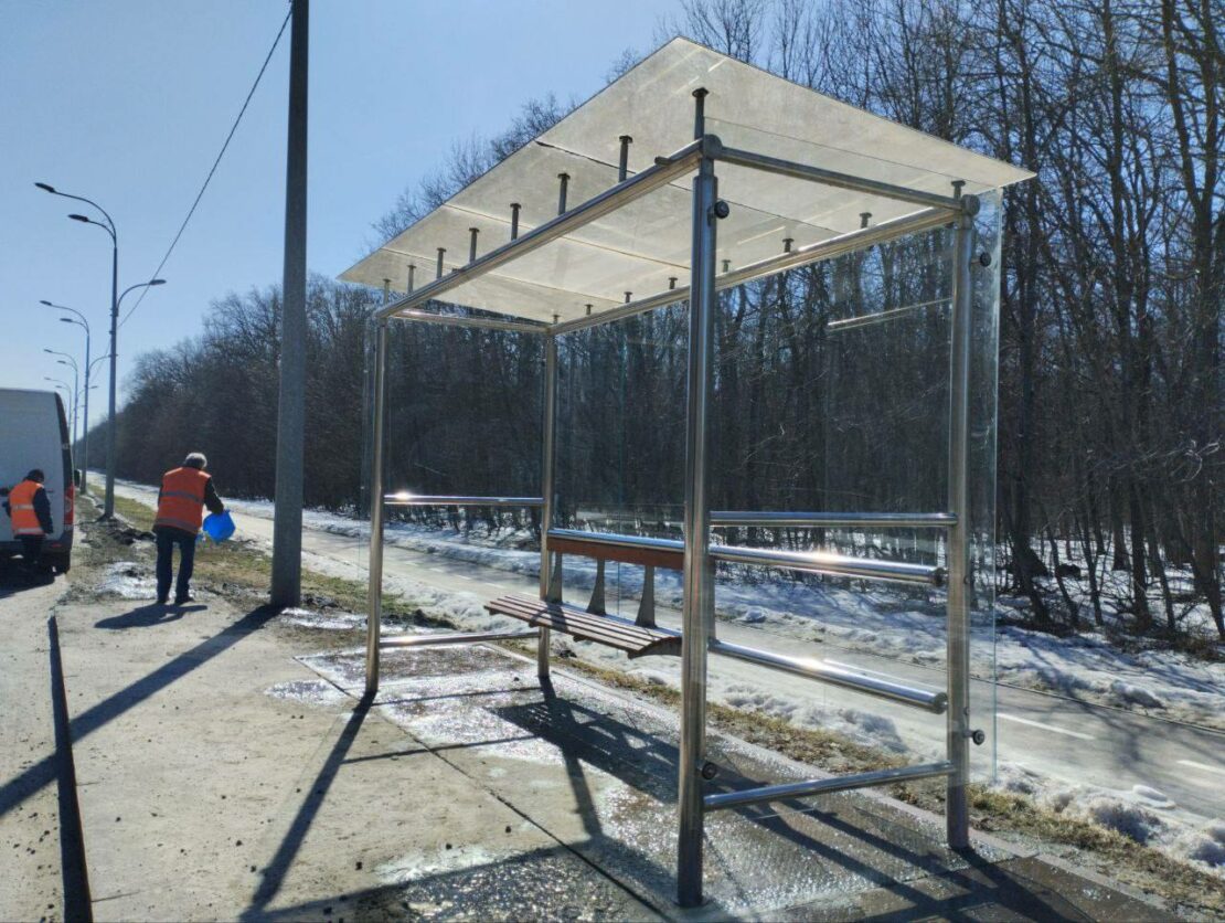 У Харкові привели до ладу зупинки громадського транспорту (фото)