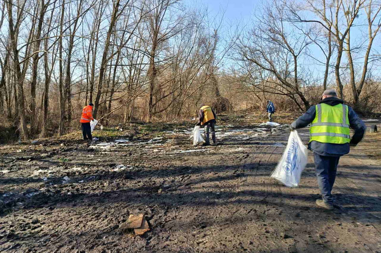 На дитячих майданчиках Харкова навели лад