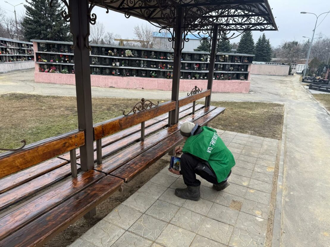 З кладовищ Харкова вивезли 50 кубометрів сміття (фото)