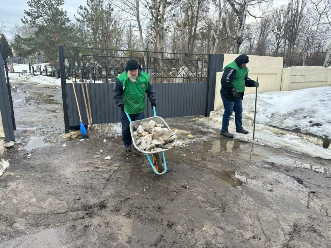 З кладовищ Харкова вивезли 32 кубометри сміття (фото)
