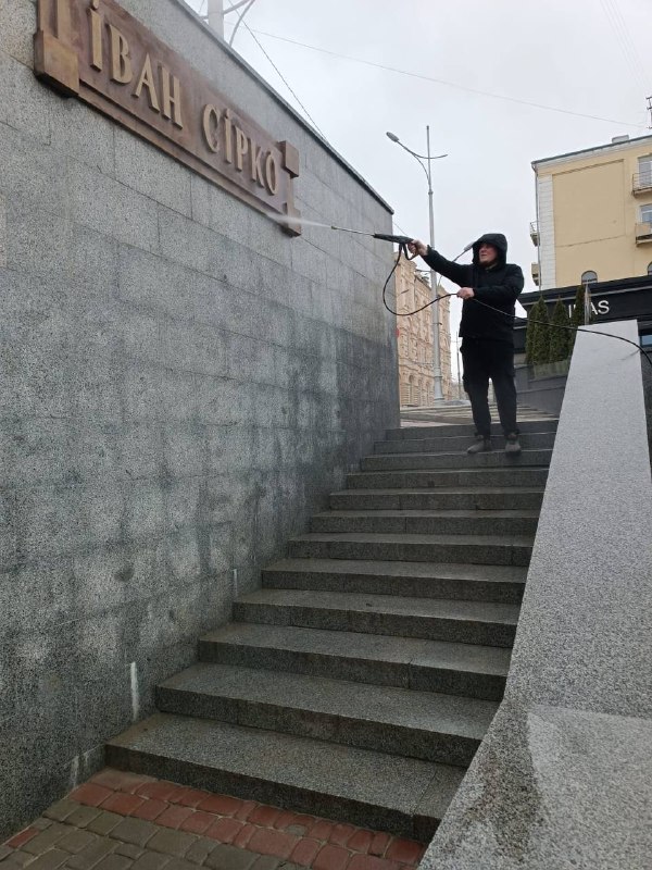 У Харкові наводять лад у підземних переходах метро (фото)