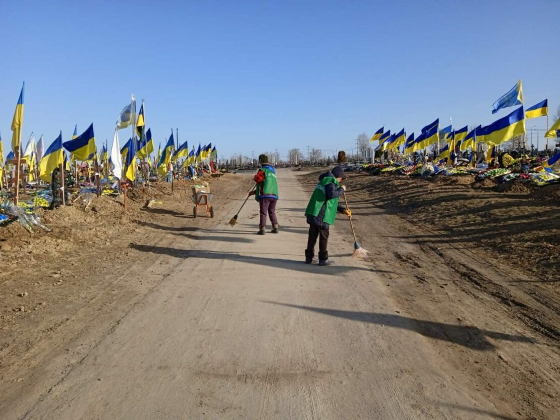 З кладовищ Харкова вивезли 50 кубометрів сміття (фото)