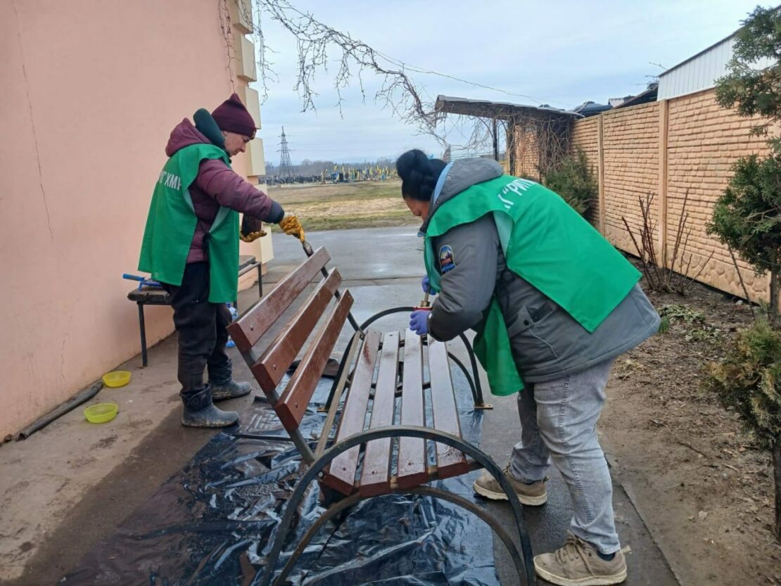 Комунальники наводять лад на кладовищах Харкова (фото)