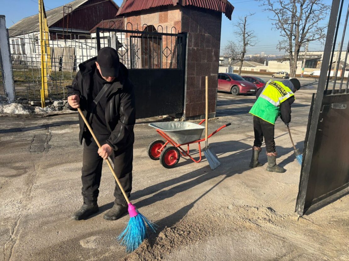 З кладовищ Харкова вивезли 50 кубометрів сміття (фото)