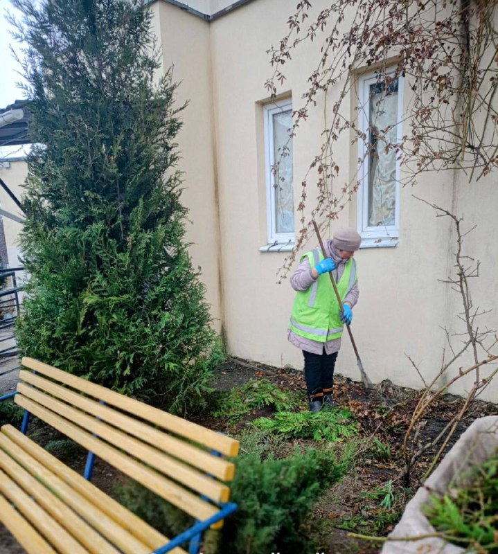 Комунальники наводять лад на прибудинкових територіях Харкова (фото)