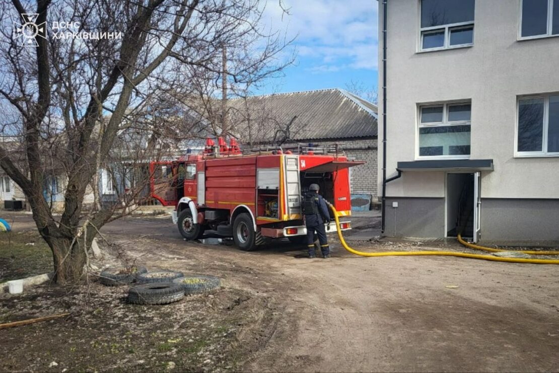Окупанти вдарили по лікарні на Харківщині: є постраждалі (фото)