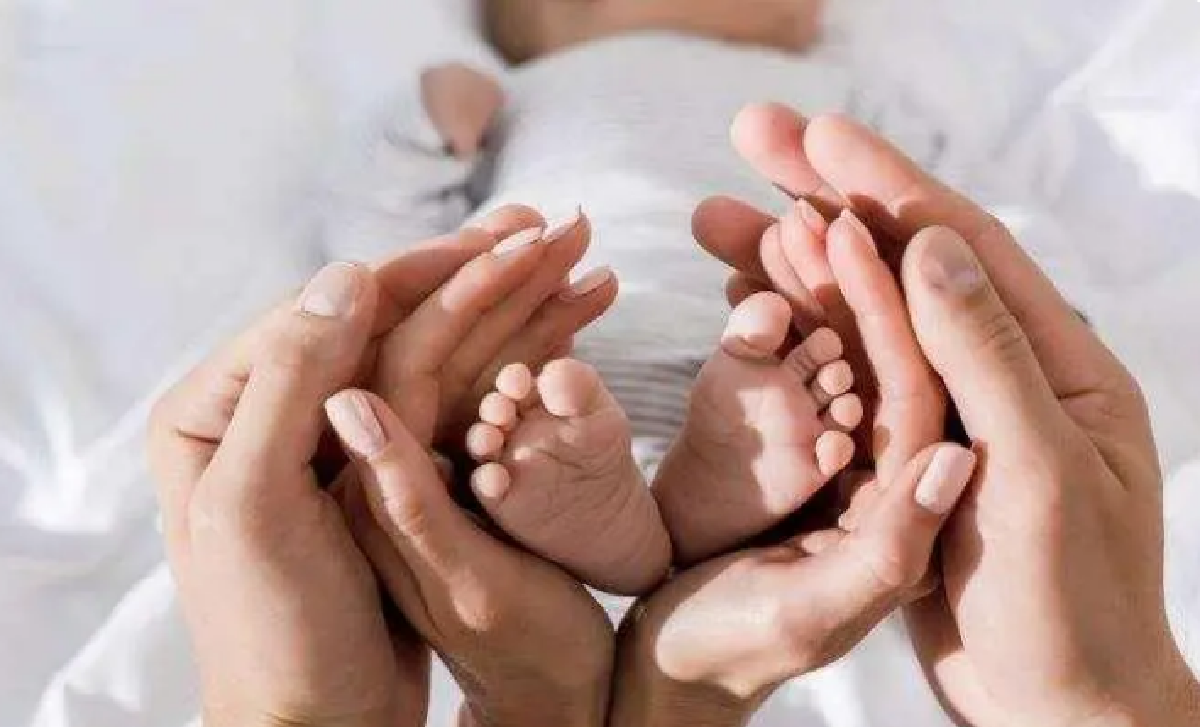 АПМГ пропонує запровадити прифронтову надбавку до виплат при народженні дитини