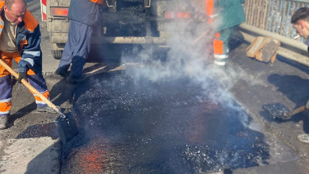 На державних дорогах Харківщини тривають аварійні роботи