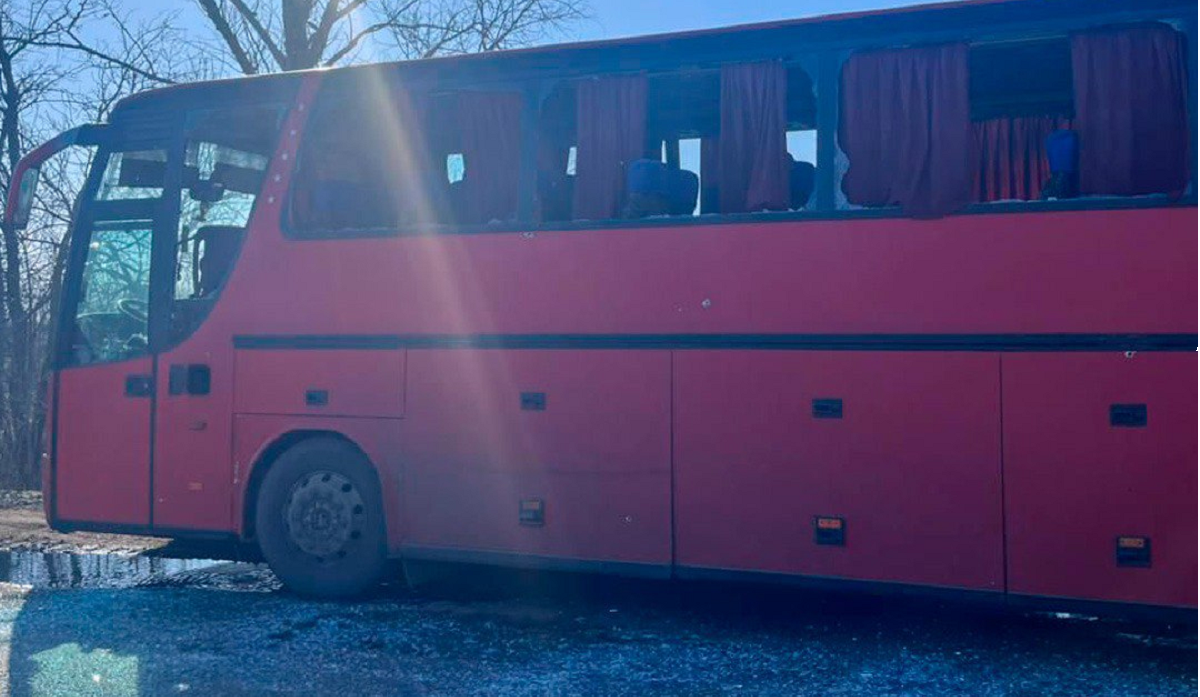 Рейсовий автобус потрапив під обстріл на Харківщині