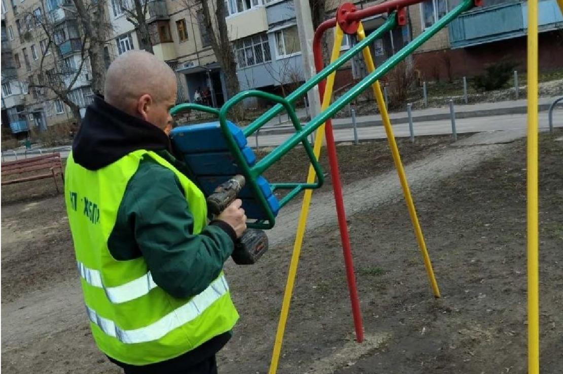 Харківські комунальники упорядковують дитячі майданчики (фото)