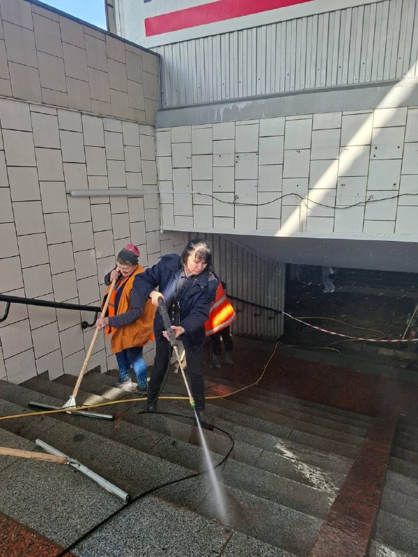 У Харкові продовжують прибирати у підземних переходах метро (фото)