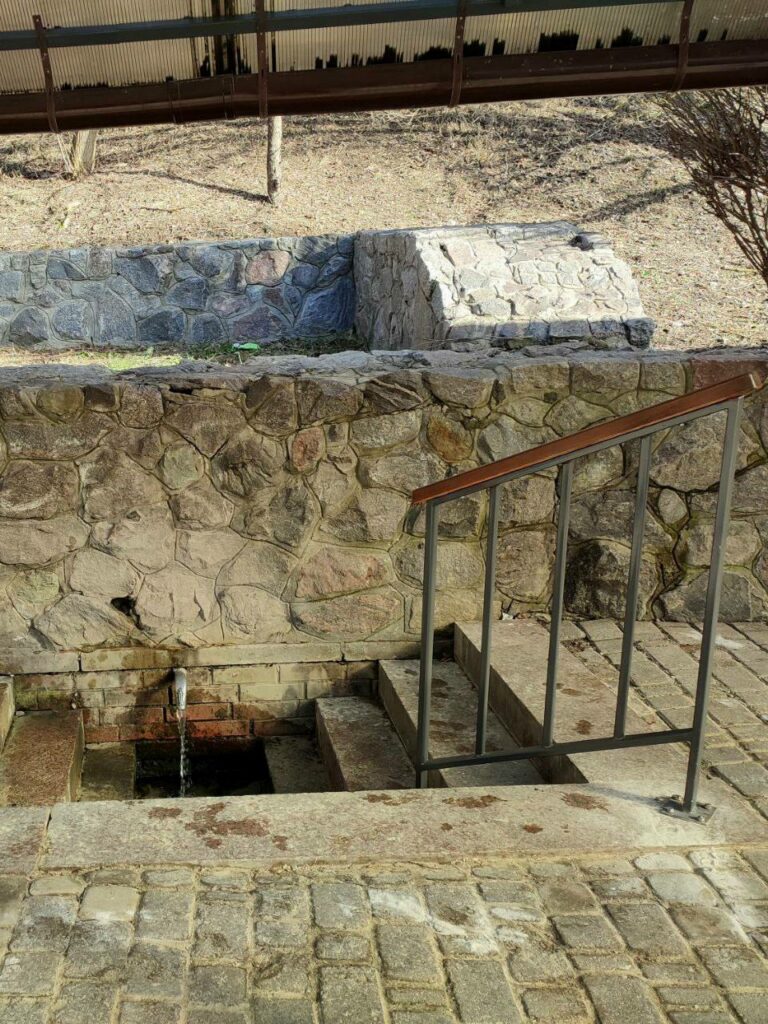 Комунальники наводять лад у Кітлярчиному яру в Харкові (фото)