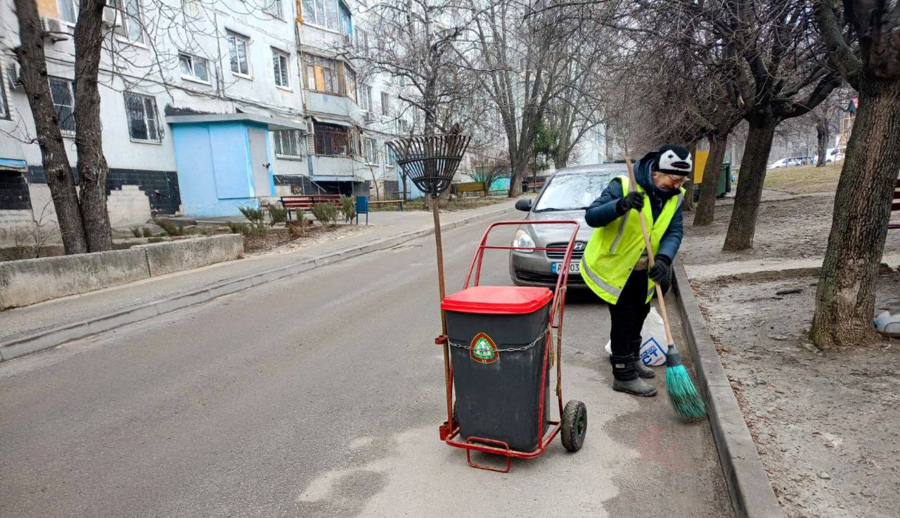 У Харкові наводять лад на прибудинкових територіях