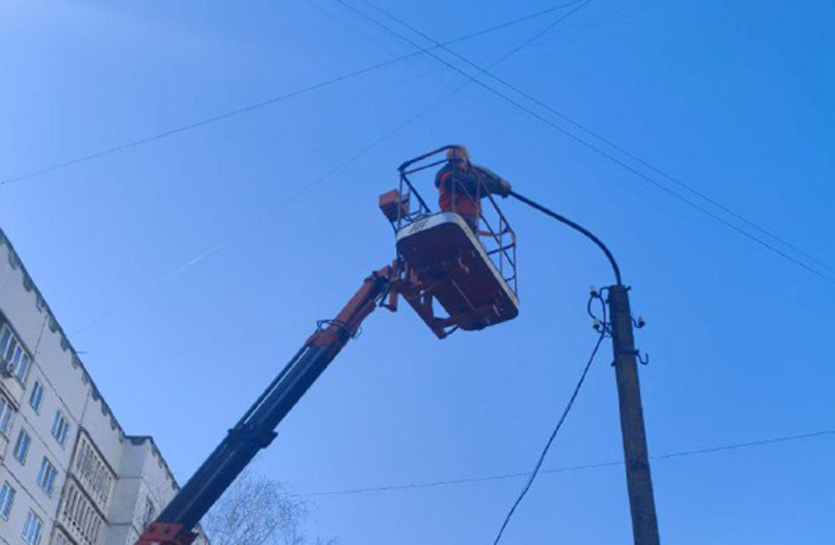 Харківські комунальники впорядковують вуличне освітлення