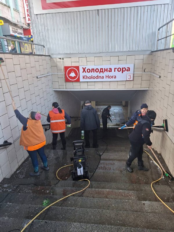 У Харкові продовжують прибирати у підземних переходах метро (фото)