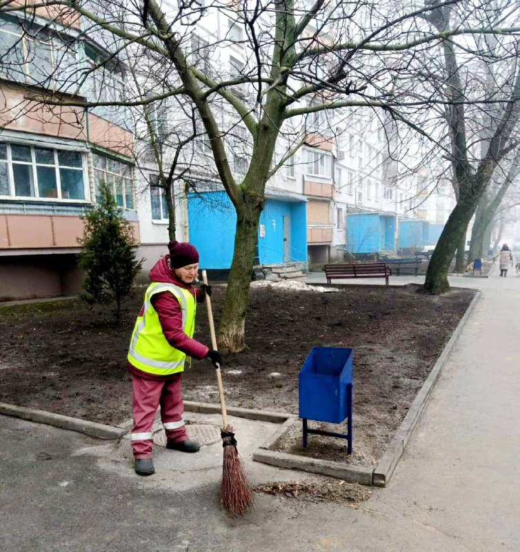 Комунальники наводять лад на прибудинкових територіях Харкова (фото)