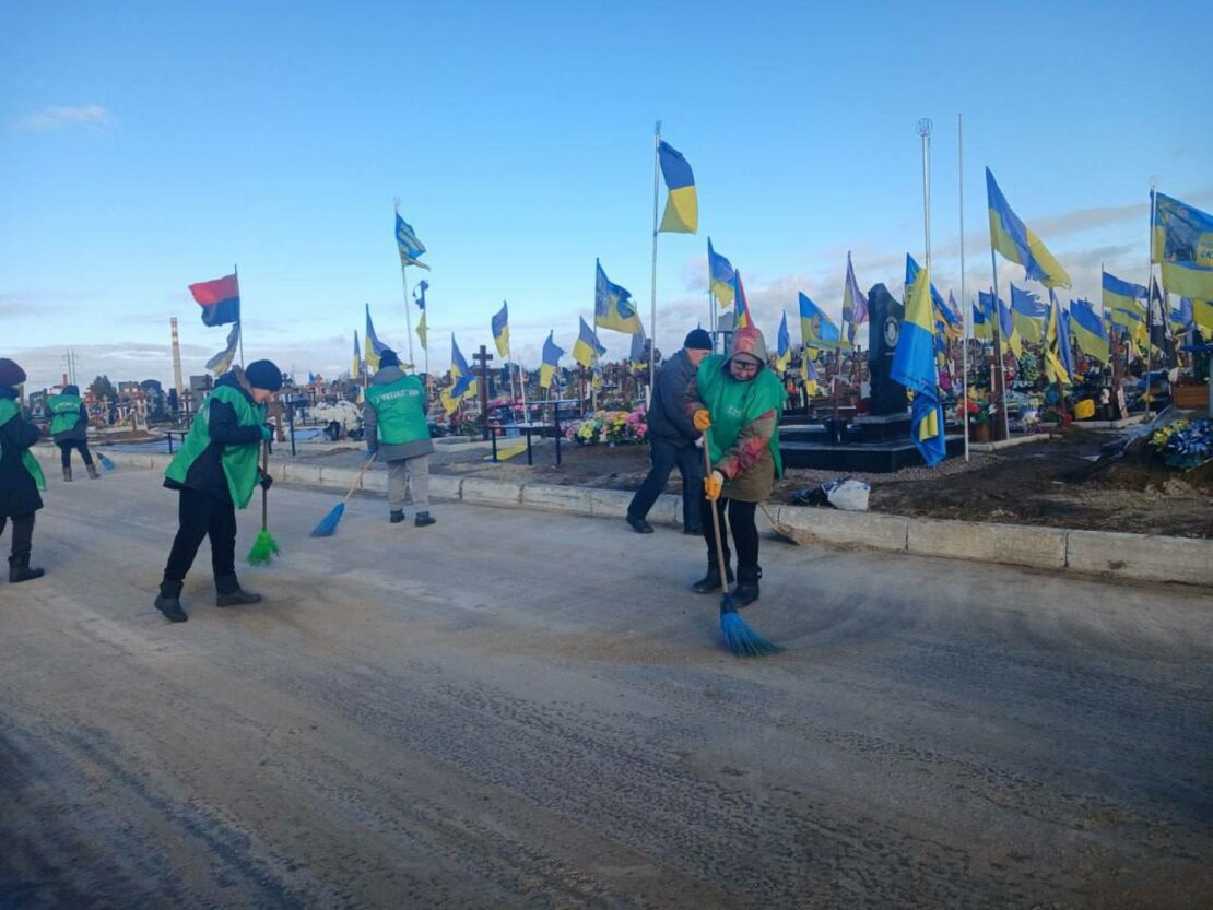 З кладовищ Харкова вивезли 32 кубометри сміття (фото)