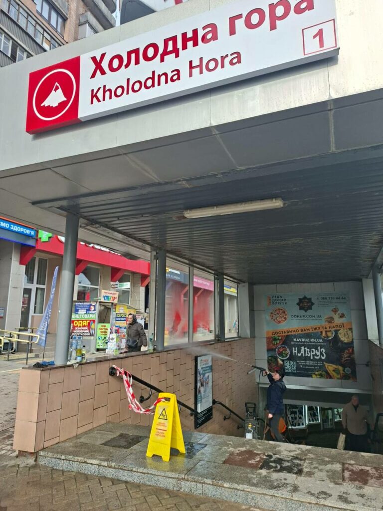 У Харкові продовжують прибирати у підземних переходах метро (фото)