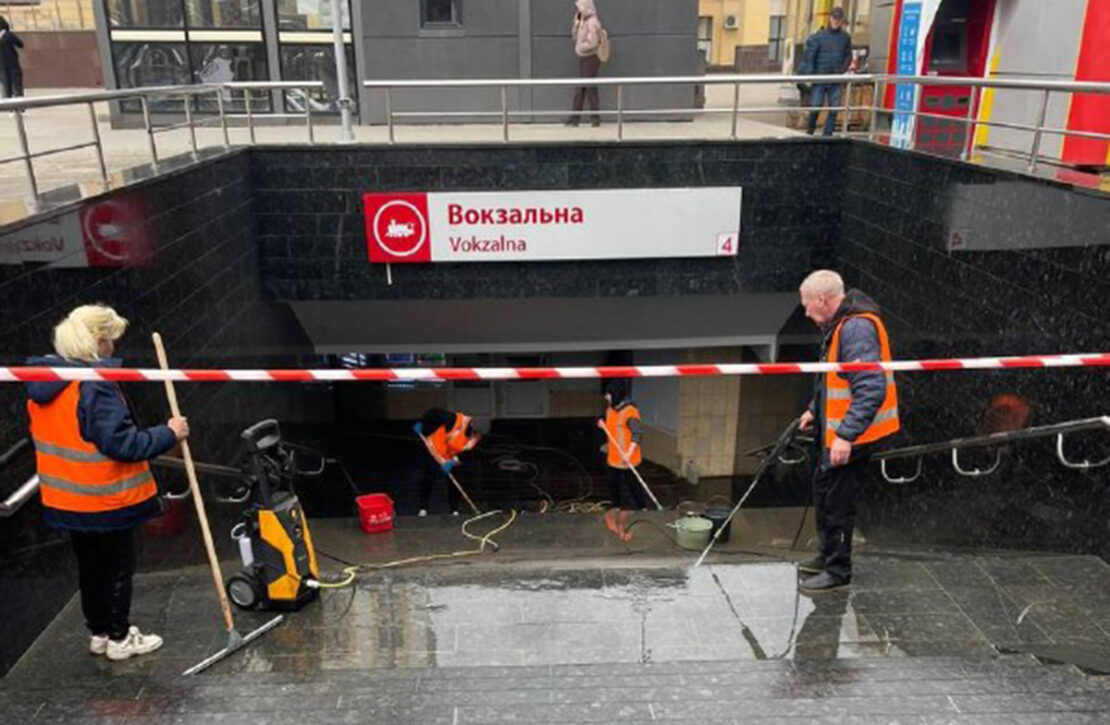 У Харкові продовжують прибирати у підземних переходах метро (фото)