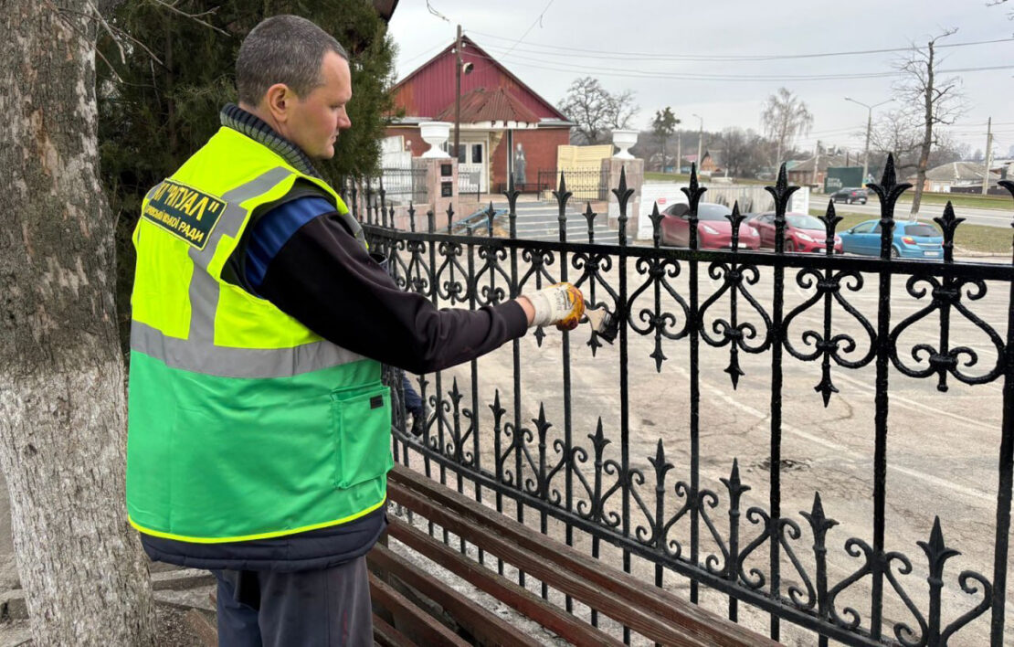 Комунальники наводять лад на кладовищах Харкова (фото)