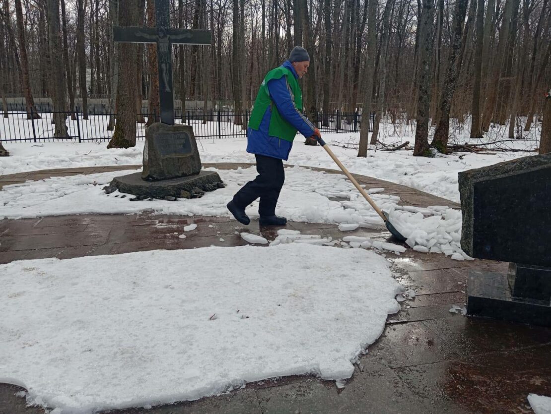З кладовищ Харкова вивезли 32 кубометри сміття (фото)