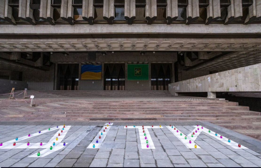 У Харкові вшанували пам’ять жертв авіаудару по Маріупольському драмтеатру