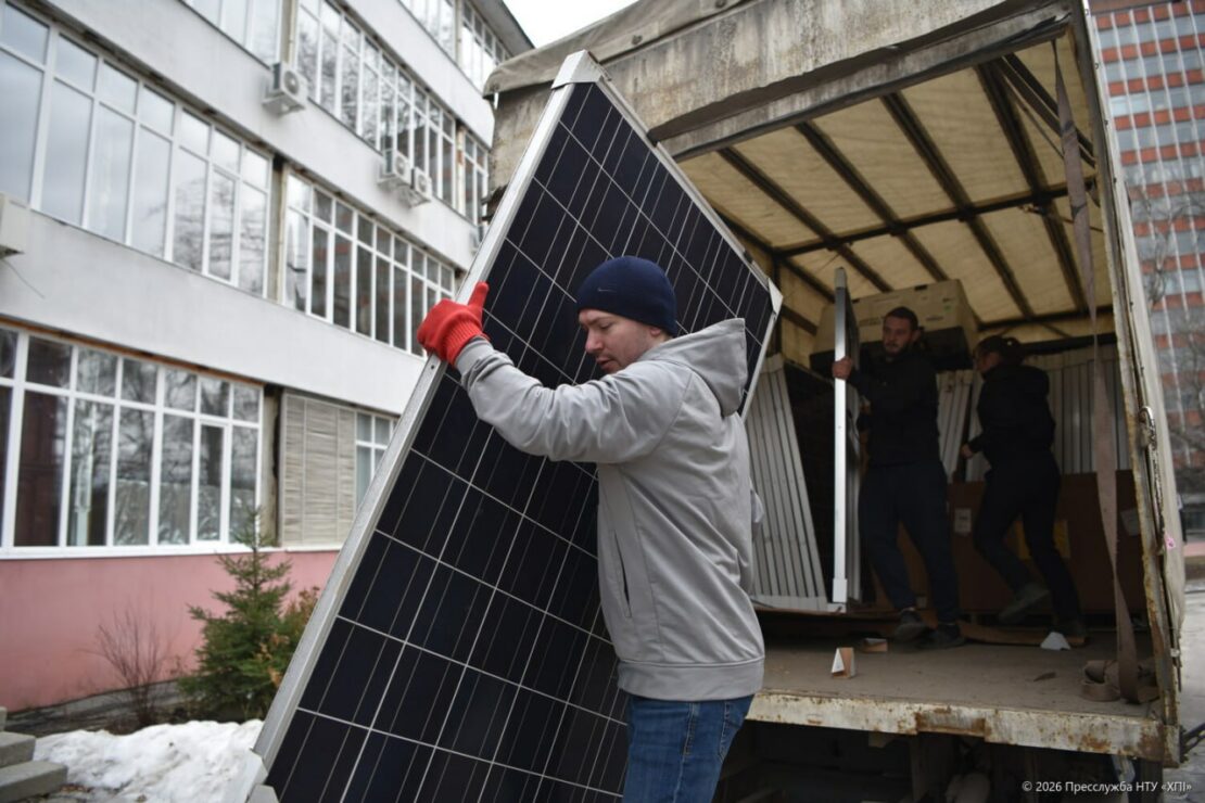 Харківський політех отримав сонячні панелі зі США (фото)