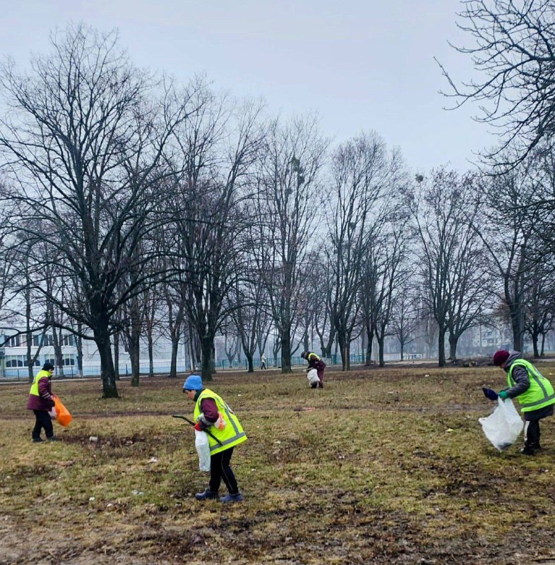 Комунальники наводять лад на прибудинкових територіях Харкова (фото)