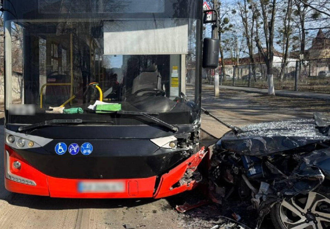 ДТП з пасажирським автобусом у Харкові: є постраждала 