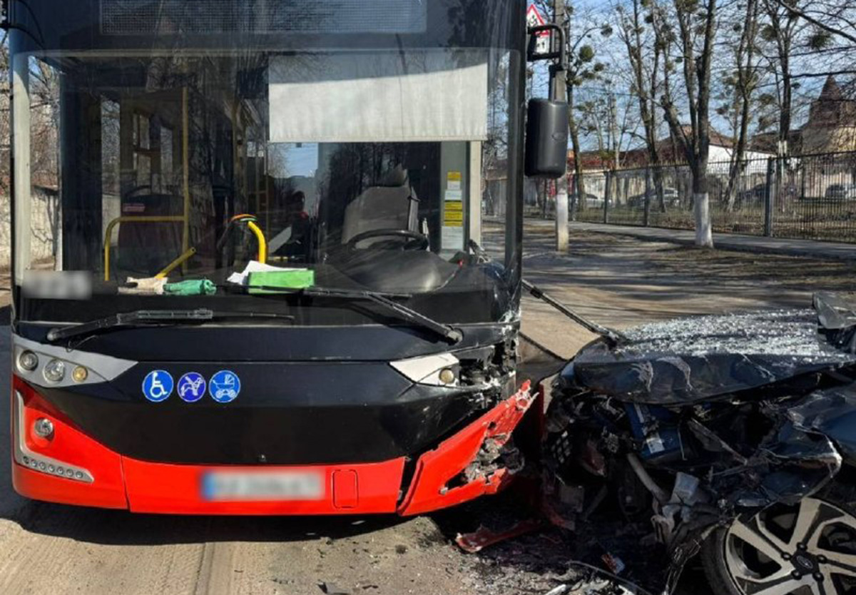 ДТП з пасажирським автобусом у Харкові: є постраждала