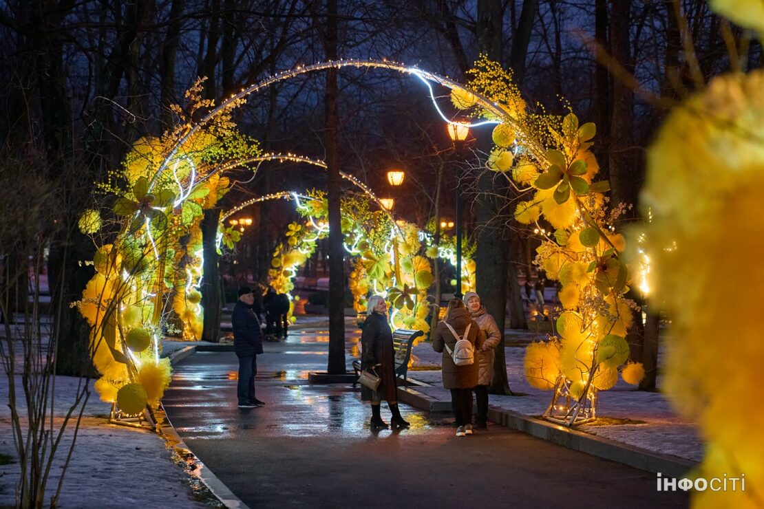 У Харкові засяяли святкові інсталяції (фото)