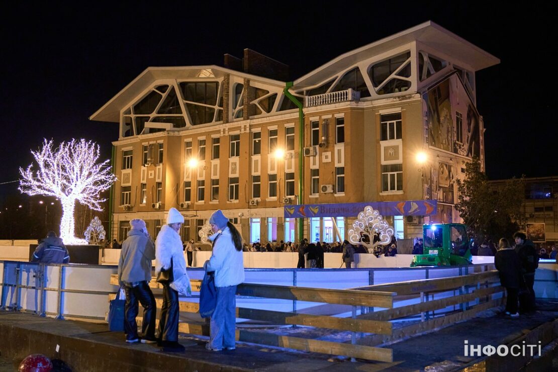 На муніципальній ковзанці у Харкові з'явилась нова прикраса (фото)