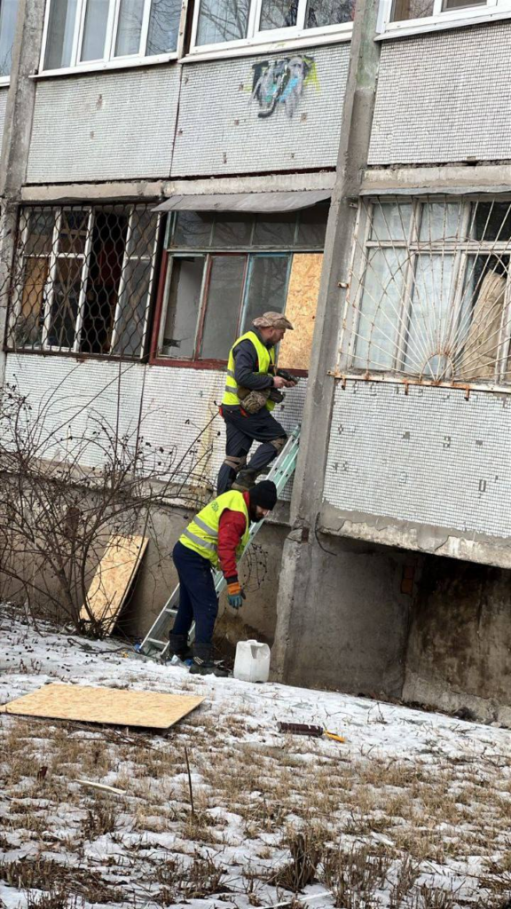 У Харкові комунальники усувають наслідки ворожих атак (фото)