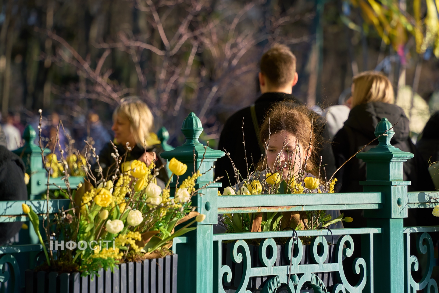 Сонячні вихідні у Харкові: містяни гуляють у парках (фото)