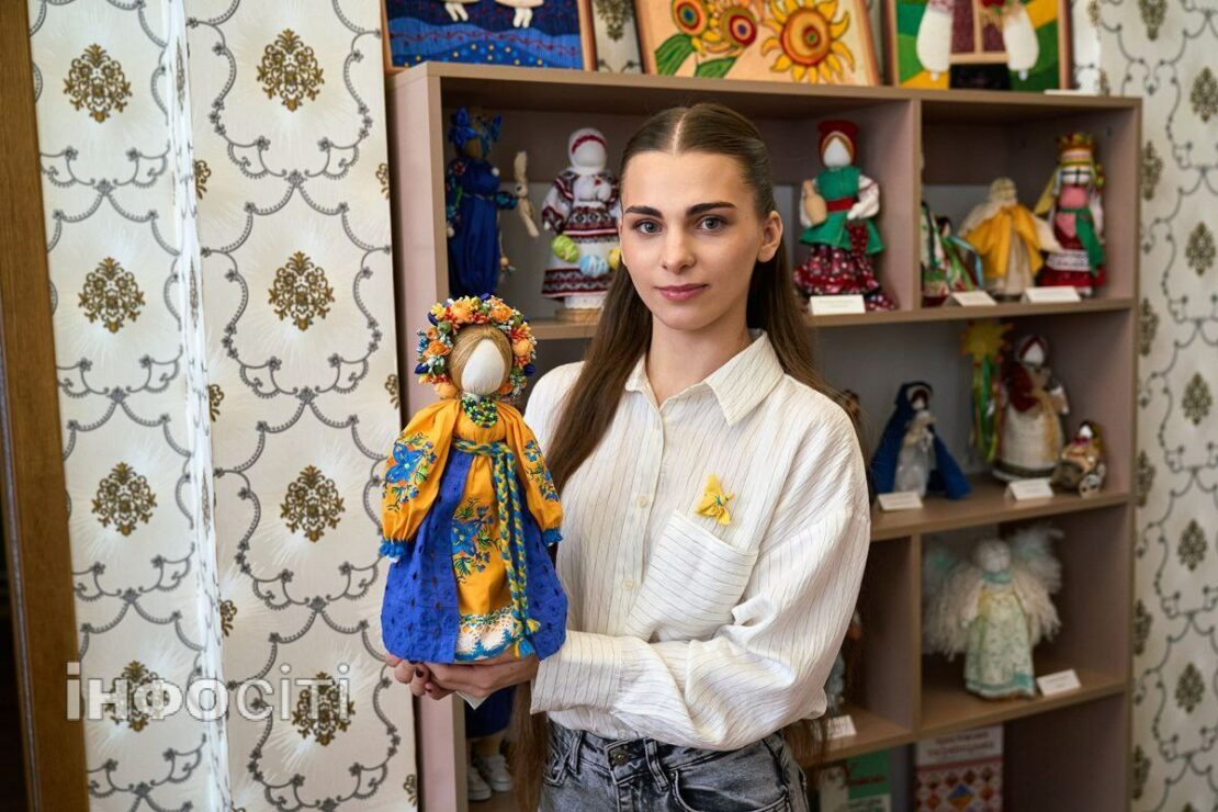 У Харкові відкрилась виставка «Коли розквітає оберіг» (фото)