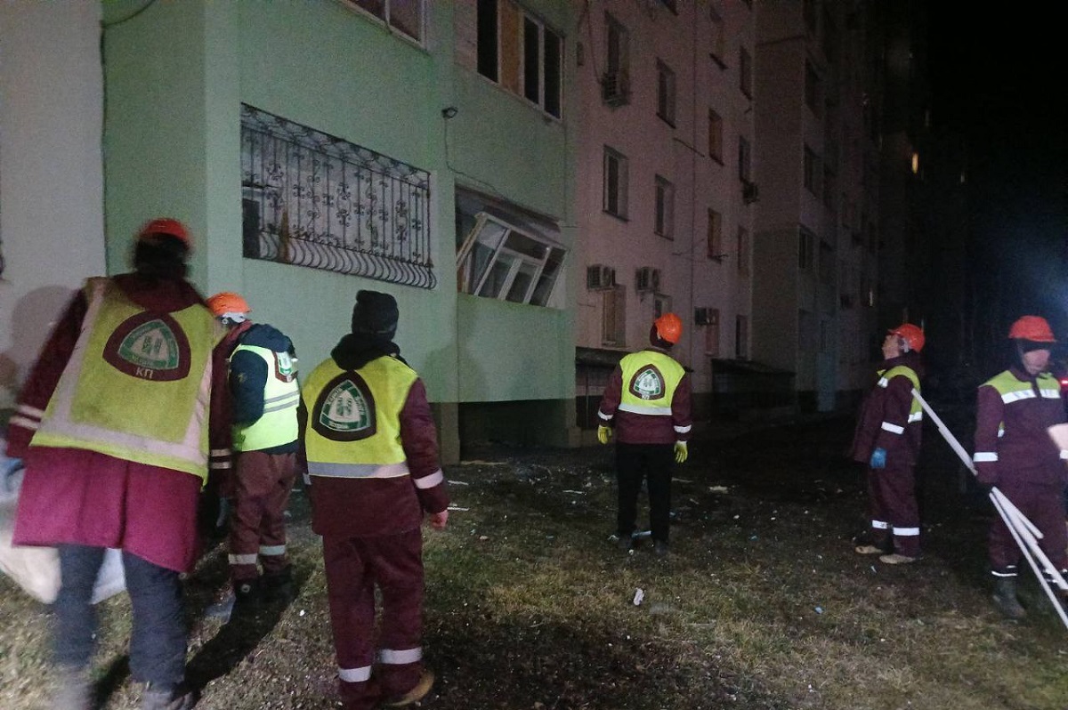 У Харкові комунальники ліквідують наслідки дронових атак