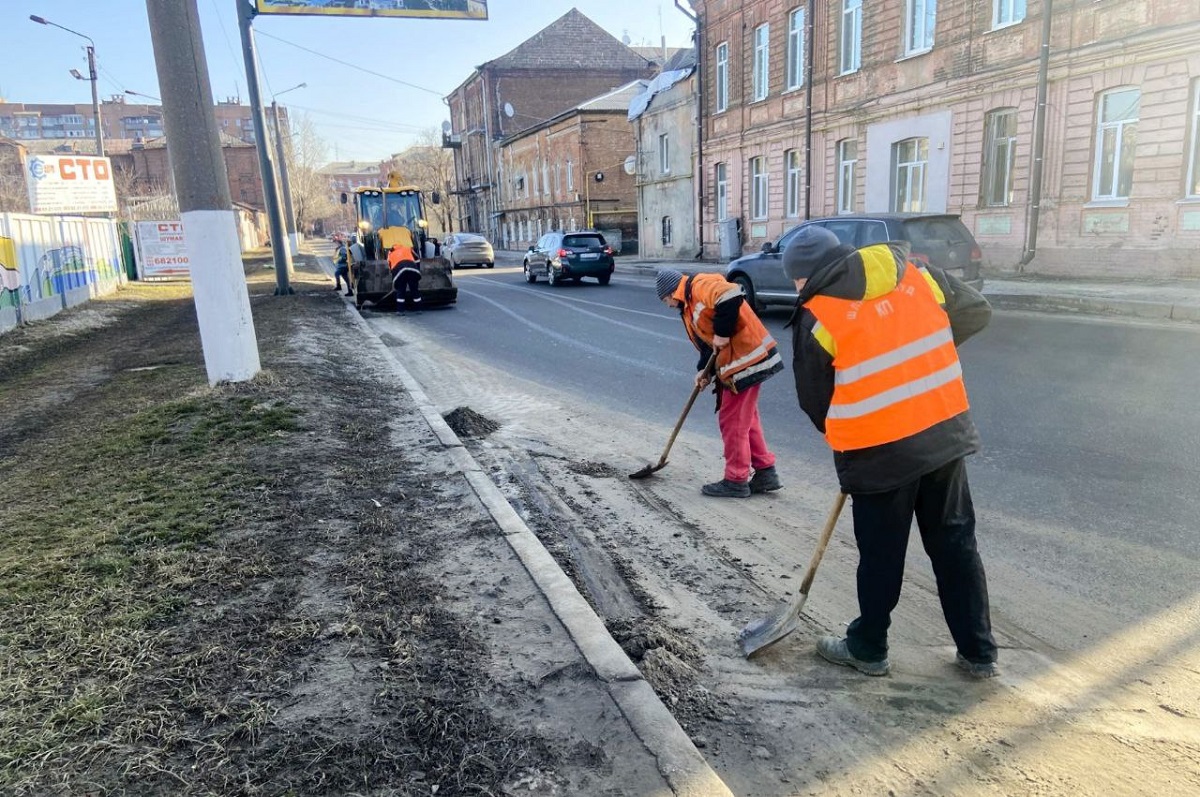 Дороги у Харкові приводять до ладу після зими (фото)