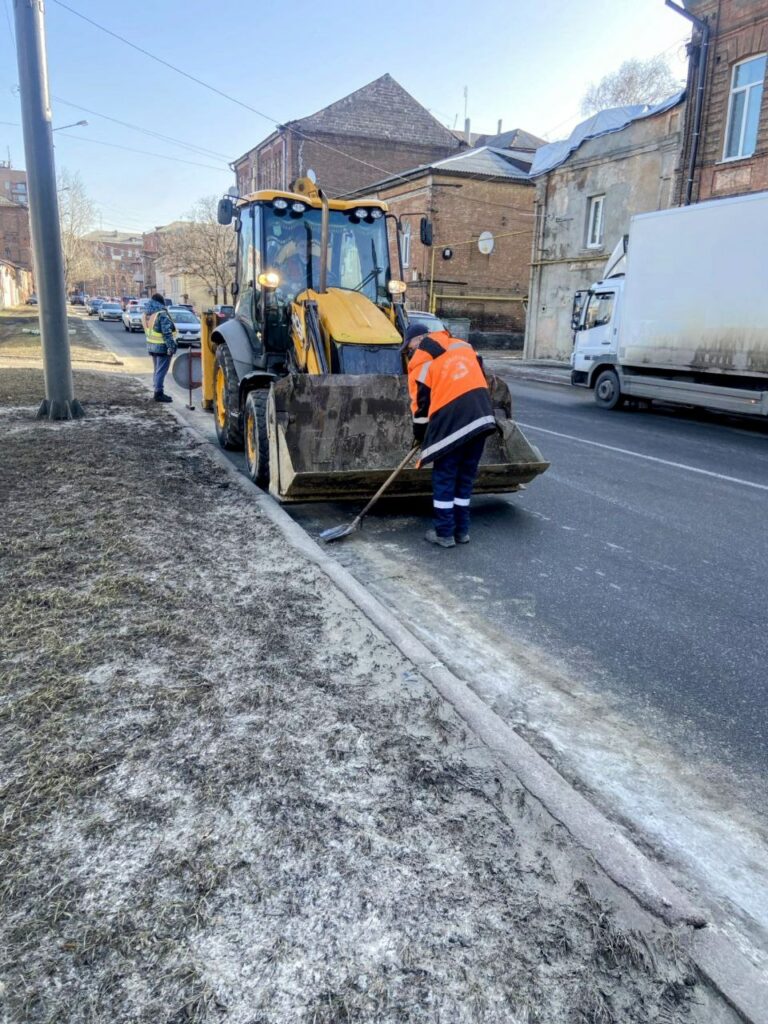 Дороги у Харкові приводять до ладу після зими (фото)