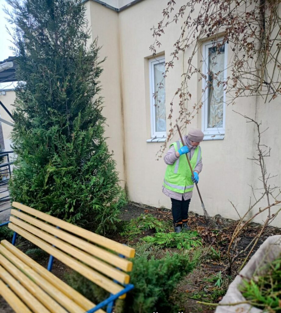 У Харкові впорядковують прибудинкові території (фото)