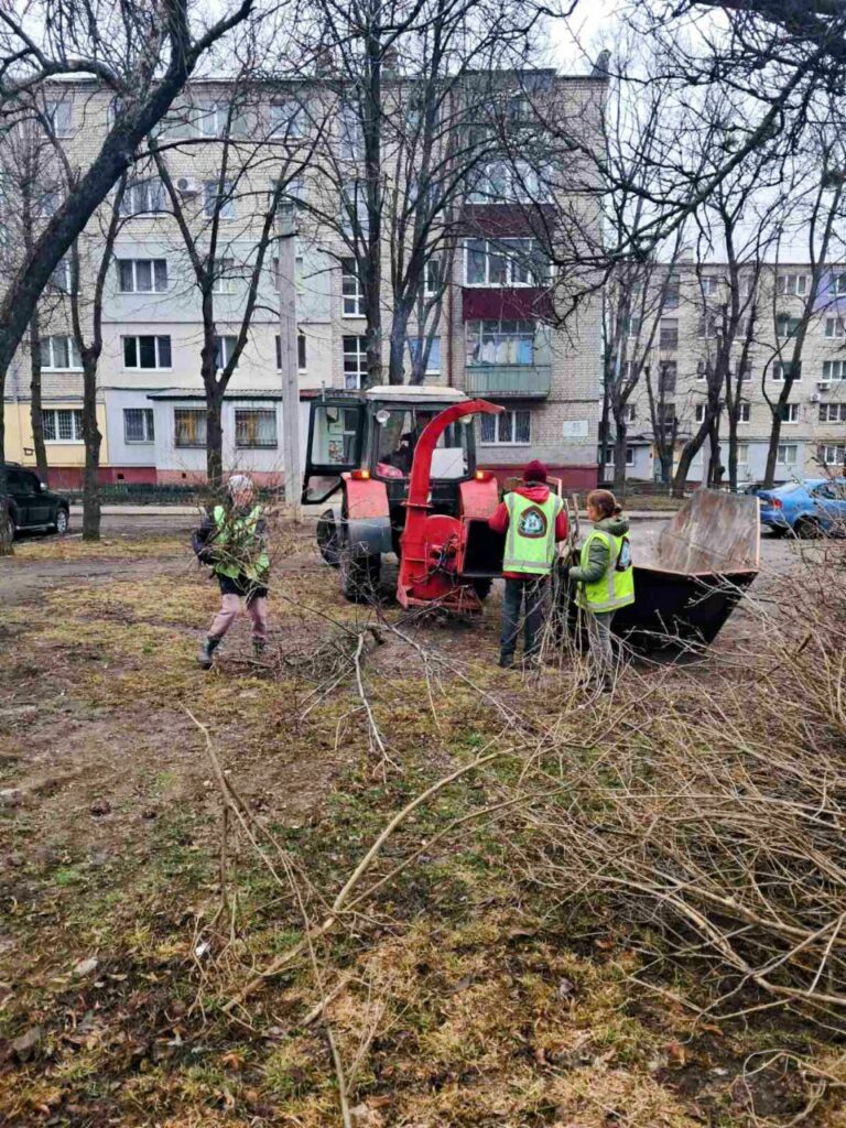 У Харкові впорядковують прибудинкові території (фото)