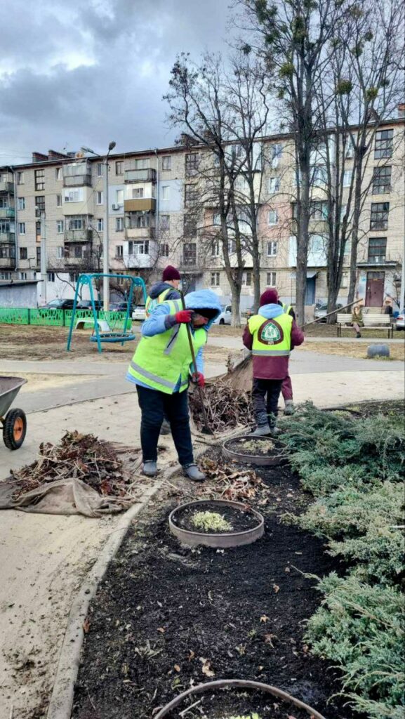 У Харкові впорядковують прибудинкові території (фото)