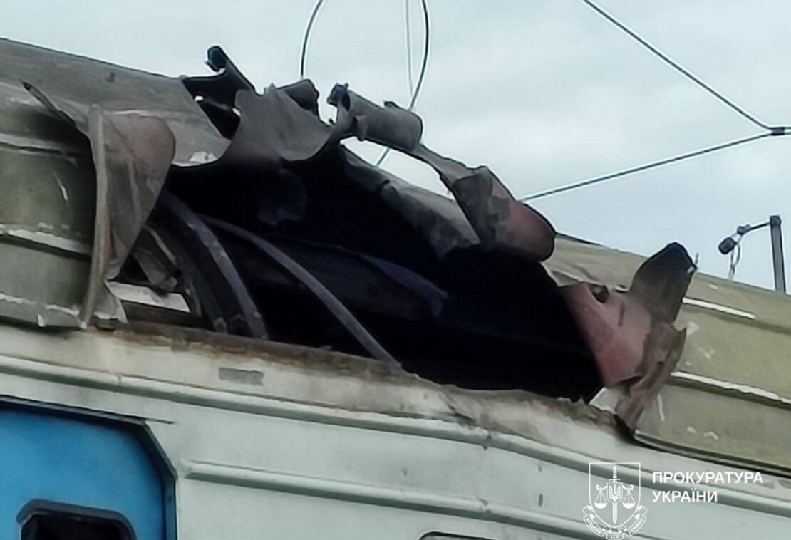 На Харківщині ворожий дрон атакував електропотяг (фото)