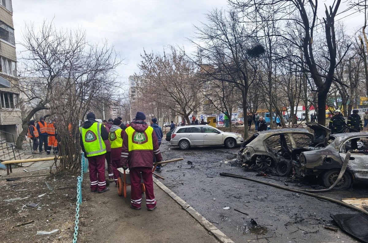 Комунальники ліквідують наслідки ворожої атаки у Холодногірському районі